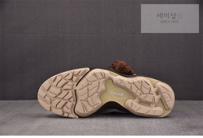 Nike 나이키 x 트래비스 스캇 줌 필드 잭스 “화이트 라이트 초콜릿” HQ3073-100 신발 4번 이미지