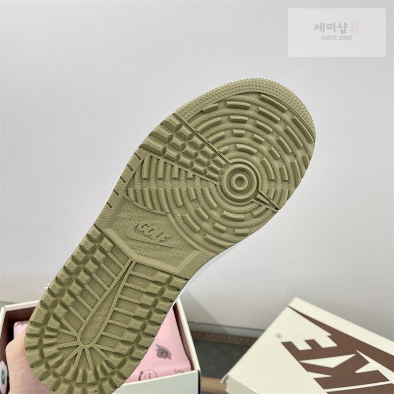 Nike 나이키 x 트레비스 스캇 에어조던1 로우 골프 네츄럴 올리브 신발 16번 이미지