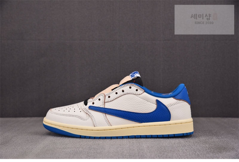 Nike 나이키 x 트레비스 스캇 에어조던1 로우 OG SP 밀리터리 블루 DM7866-104 신발 2번 이미지