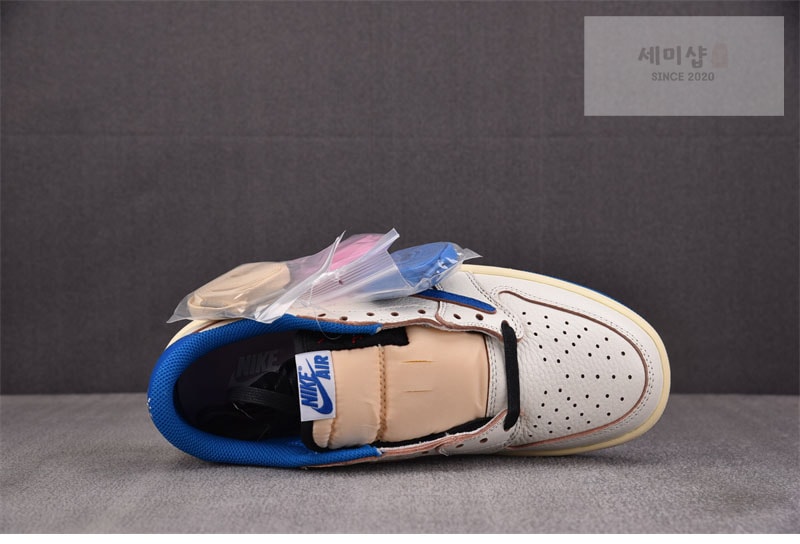 Nike 나이키 x 트레비스 스캇 에어조던1 로우 OG SP 밀리터리 블루 DM7866-104 신발 4번 이미지