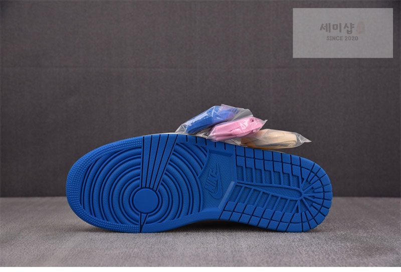 Nike 나이키 x 트레비스 스캇 에어조던1 로우 OG SP 밀리터리 블루 DM7866-104 신발 5번 이미지