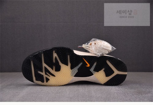 Nike 언더핏 x 나이키 줌 코비 4 프로토 블랙 맘바 신발 5번 이미지