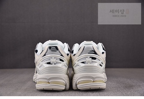 New Balance 뉴발란스 1906R 폴카 도트 화이트 M1906RPC 신발 7번 이미지
