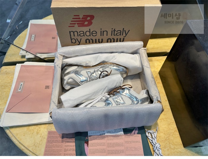 New Balance 뉴발란스 x 미우미우 530 SL 메탈릭 가죽 메쉬 스니커즈 신발 2번 이미지