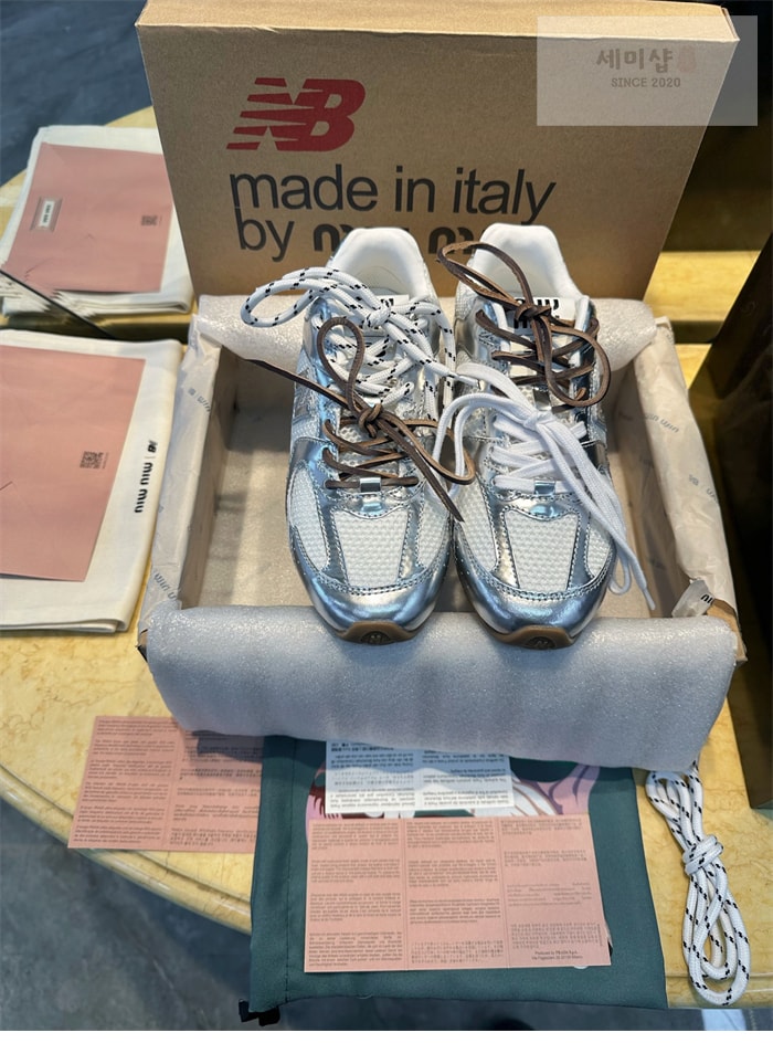 New Balance 뉴발란스 x 미우미우 530 SL 메탈릭 가죽 메쉬 스니커즈 신발 5번 이미지