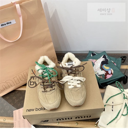 New Balance 뉴발란스 x 미우미우 530 SL 블리치드 가죽 스니커즈 신발 6번 이미지
