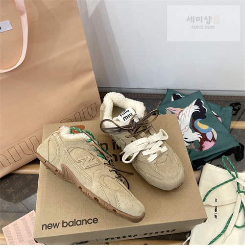 New Balance 뉴발란스 x 미우미우 530 SL 블리치드 가죽 스니커즈 신발 7번 이미지