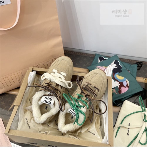 New Balance 뉴발란스 x 미우미우 530 SL 블리치드 가죽 스니커즈 신발 9번 이미지