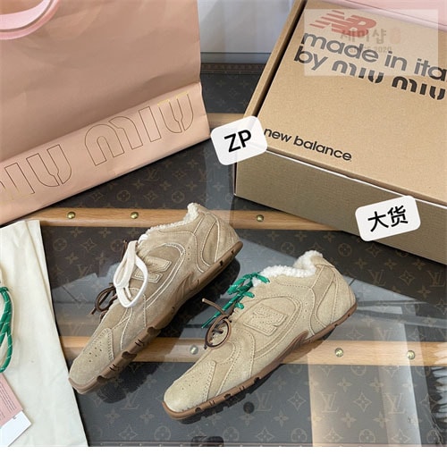 New Balance 뉴발란스 x 미우미우 530 SL 블리치드 가죽 스니커즈 신발 16번 이미지