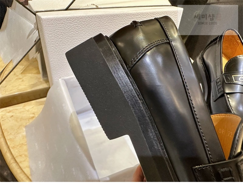 D I O R 디올 보이 브러쉬드 레더 로퍼 신발 15번 이미지