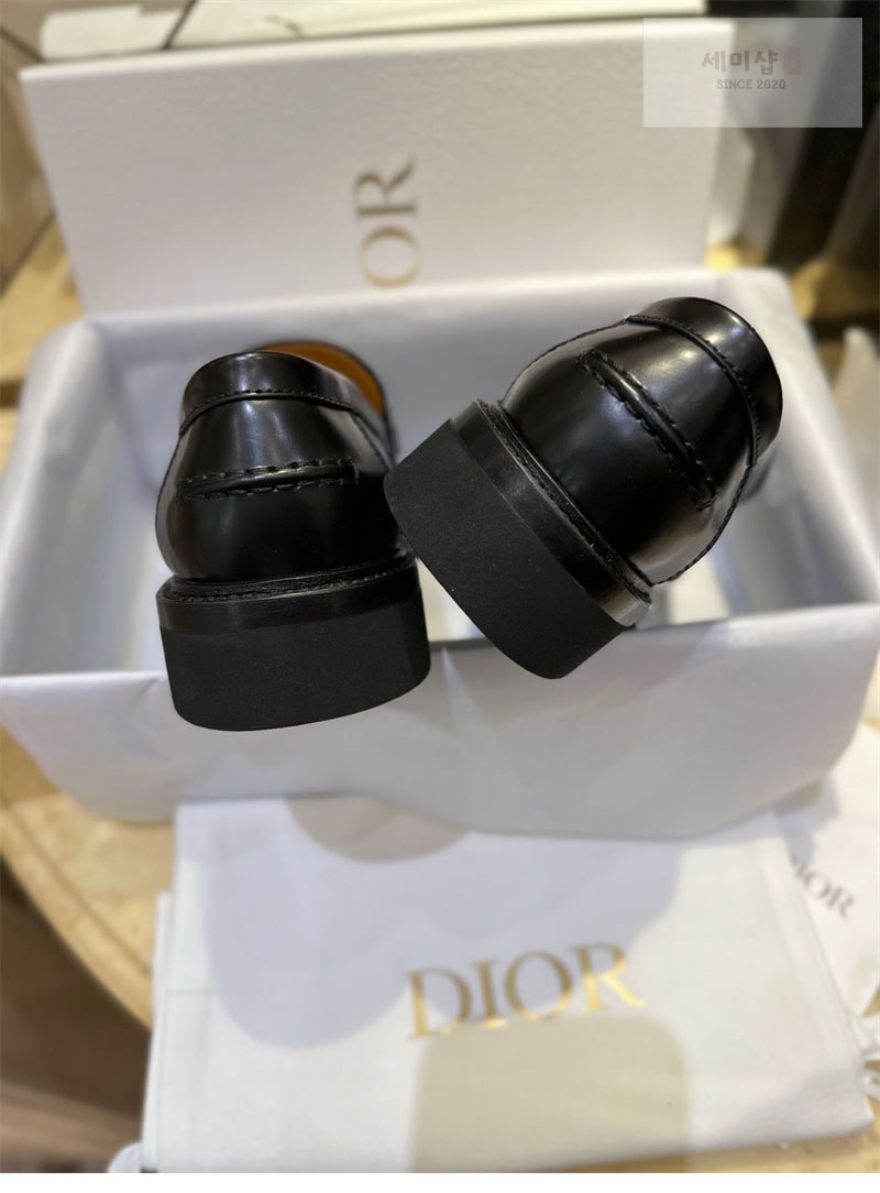 D I O R 디올 보이 브러쉬드 레더 로퍼 신발 17번 이미지