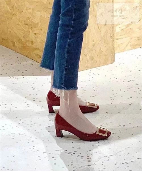 Roger Vivier 로저비비에 트럼펫 메탈 버클 펌프스 신발 2번 이미지