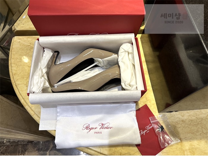 Roger Vivier 로저 비비에 트럼펫 메탈 버클 펌프스 7cm 베이지 신발 3번 이미지