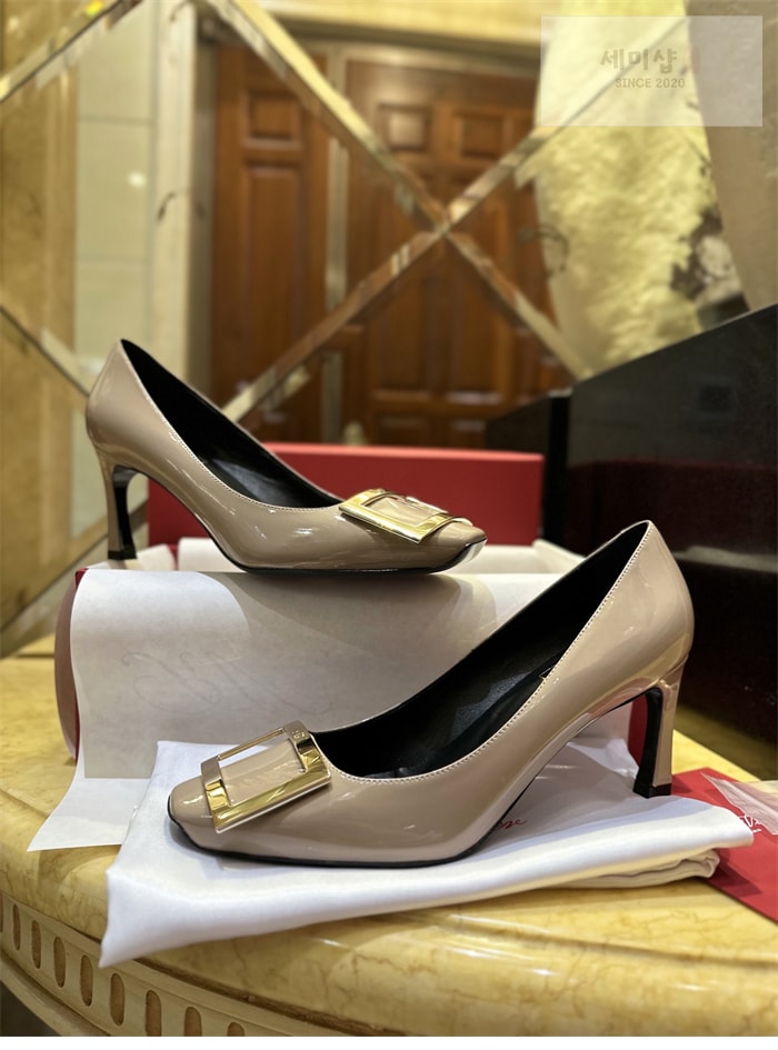 Roger Vivier 로저 비비에 트럼펫 메탈 버클 펌프스 7cm 베이지 신발 4번 이미지