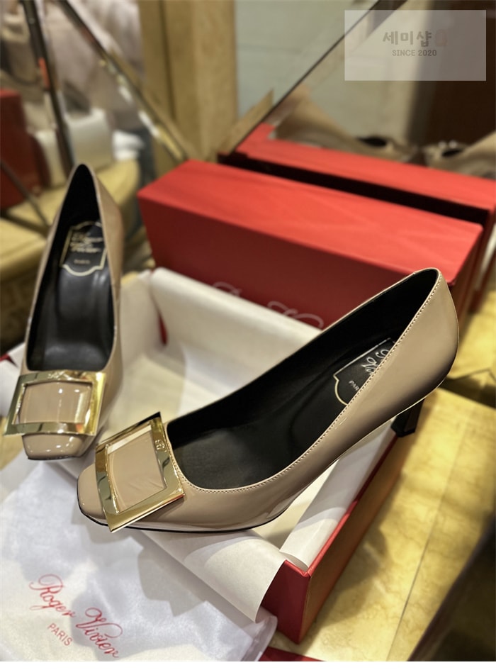 Roger Vivier 로저 비비에 트럼펫 메탈 버클 펌프스 7cm 베이지 신발 28번 이미지