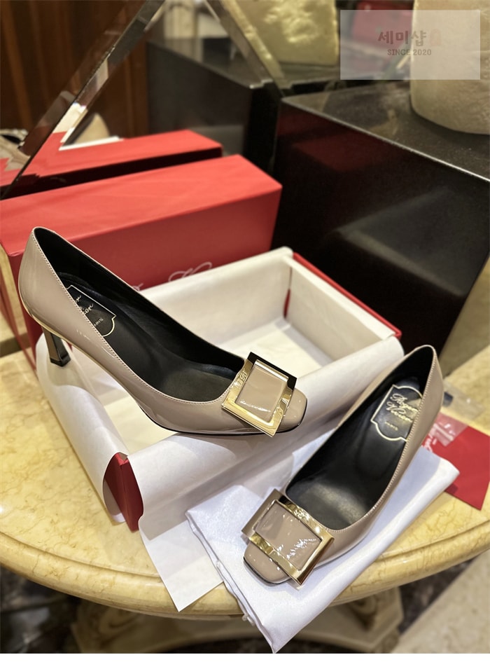 Roger Vivier 로저 비비에 트럼펫 메탈 버클 펌프스 7cm 베이지 신발 26번 이미지