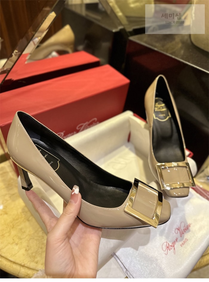 Roger Vivier 로저 비비에 트럼펫 메탈 버클 펌프스 7cm 베이지 신발 7번 이미지
