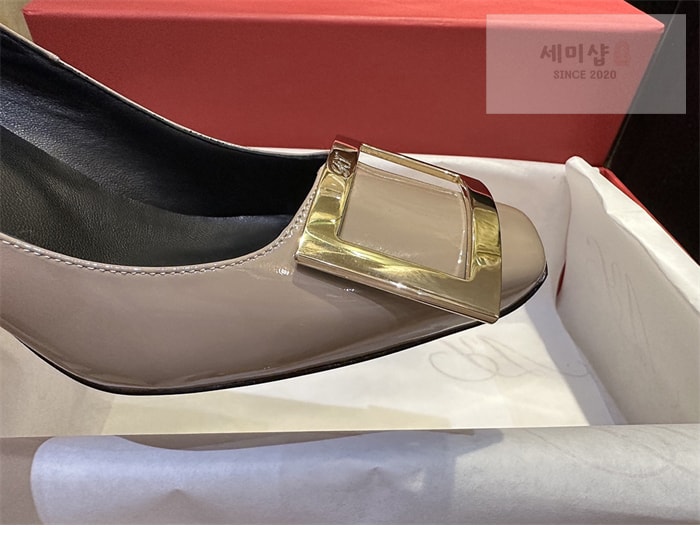 Roger Vivier 로저 비비에 트럼펫 메탈 버클 펌프스 7cm 베이지 신발 9번 이미지