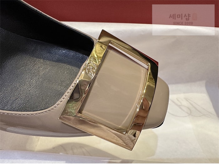 Roger Vivier 로저 비비에 트럼펫 메탈 버클 펌프스 7cm 베이지 신발 10번 이미지