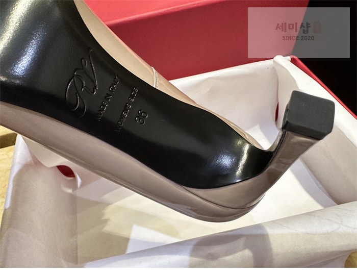 Roger Vivier 로저 비비에 트럼펫 메탈 버클 펌프스 7cm 베이지 신발 12번 이미지