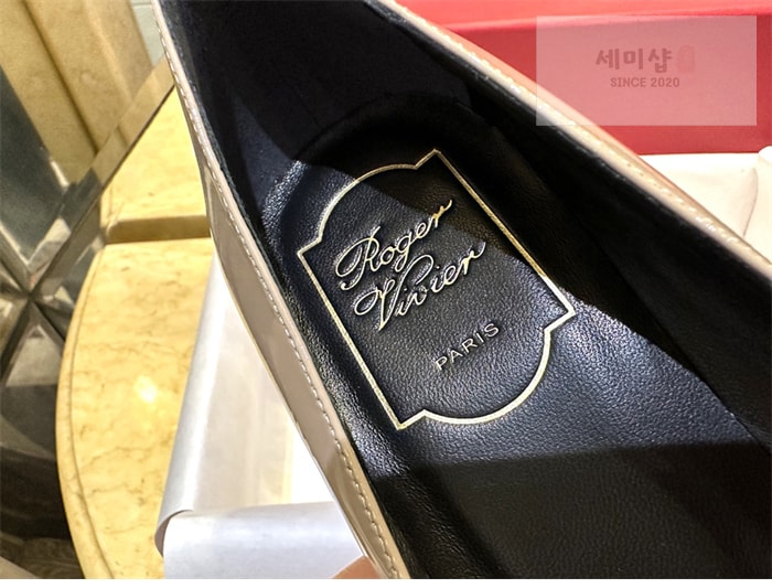 Roger Vivier 로저 비비에 트럼펫 메탈 버클 펌프스 7cm 베이지 신발 13번 이미지
