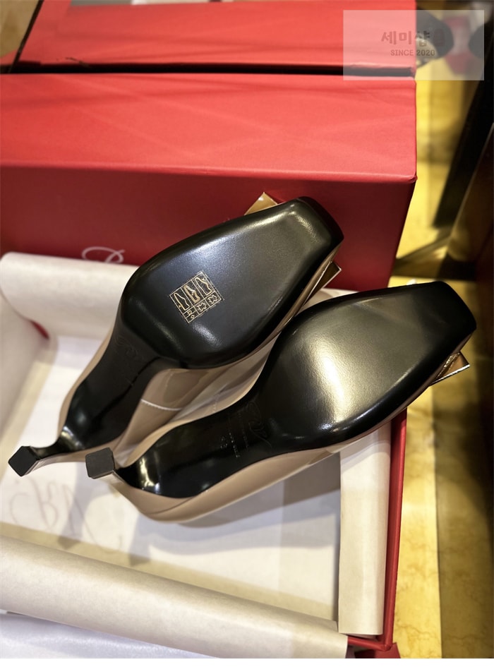 Roger Vivier 로저 비비에 트럼펫 메탈 버클 펌프스 7cm 베이지 신발 14번 이미지