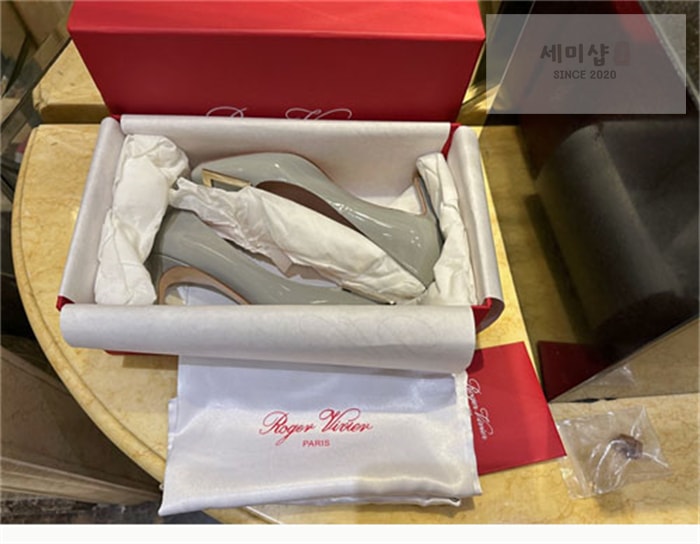 Roger Vivier 로저 비비에 트럼펫 메탈 버클 펌프스 7cm 베이지 신발 17번 이미지