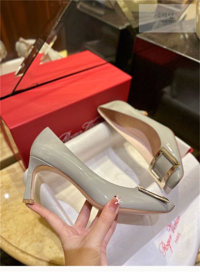 Roger Vivier 로저 비비에 트럼펫 메탈 버클 펌프스 7cm 베이지 신발 20번 이미지