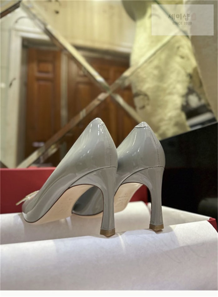 Roger Vivier 로저 비비에 트럼펫 메탈 버클 펌프스 7cm 베이지 신발 21번 이미지