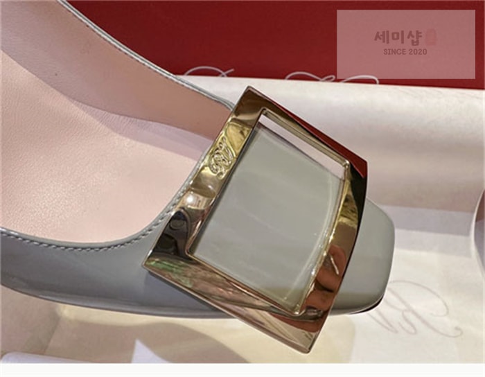 Roger Vivier 로저 비비에 트럼펫 메탈 버클 펌프스 7cm 베이지 신발 27번 이미지