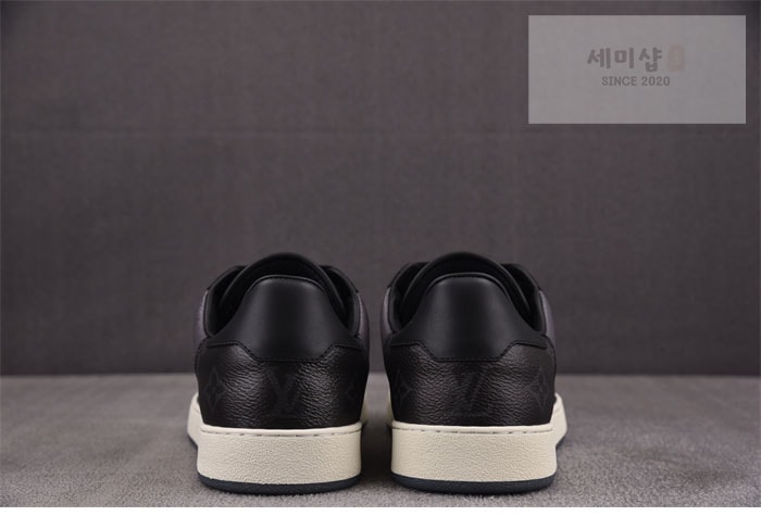 Louis Vuitton 루이비통 LV 이니셜 시그니처 리볼리 스니커즈 블랙 레플리카 4번 이미지 - 신발 | 세미샵 레플리카 사이트