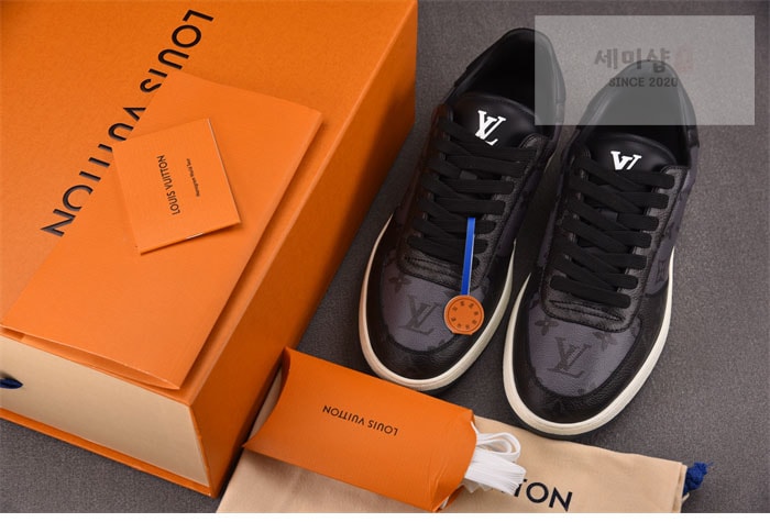 Louis Vuitton 루이비통 LV 이니셜 시그니처 리볼리 스니커즈 블랙 레플리카 6번 이미지 - 신발 | 세미샵 레플리카 사이트