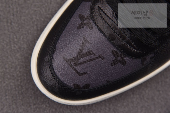 Louis Vuitton 루이비통 LV 이니셜 시그니처 리볼리 스니커즈 블랙 레플리카 7번 이미지 - 신발 | 세미샵 레플리카 사이트