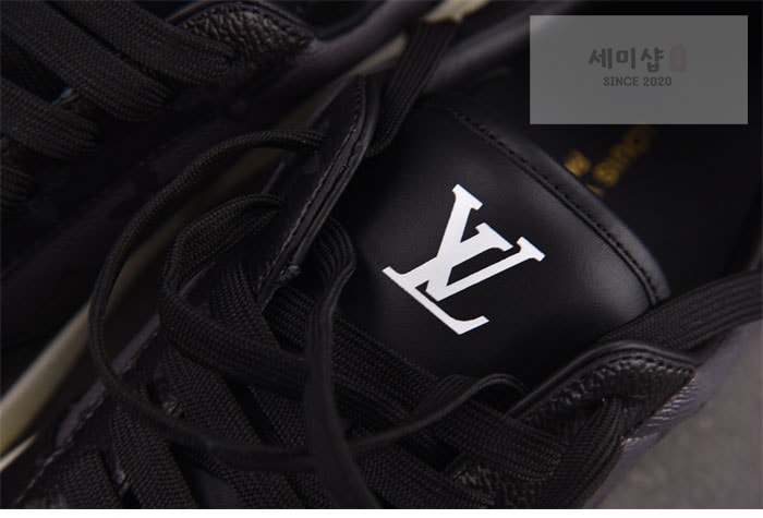 Louis Vuitton 루이비통 LV 이니셜 시그니처 리볼리 스니커즈 블랙 레플리카 8번 이미지 - 신발 | 세미샵 레플리카 사이트