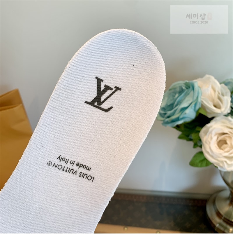 Louis Vuitton 루이비통 LV 트레이너 스니커즈 화이트 레플리카 18번 이미지 - 신발 | 세미샵 레플리카 사이트