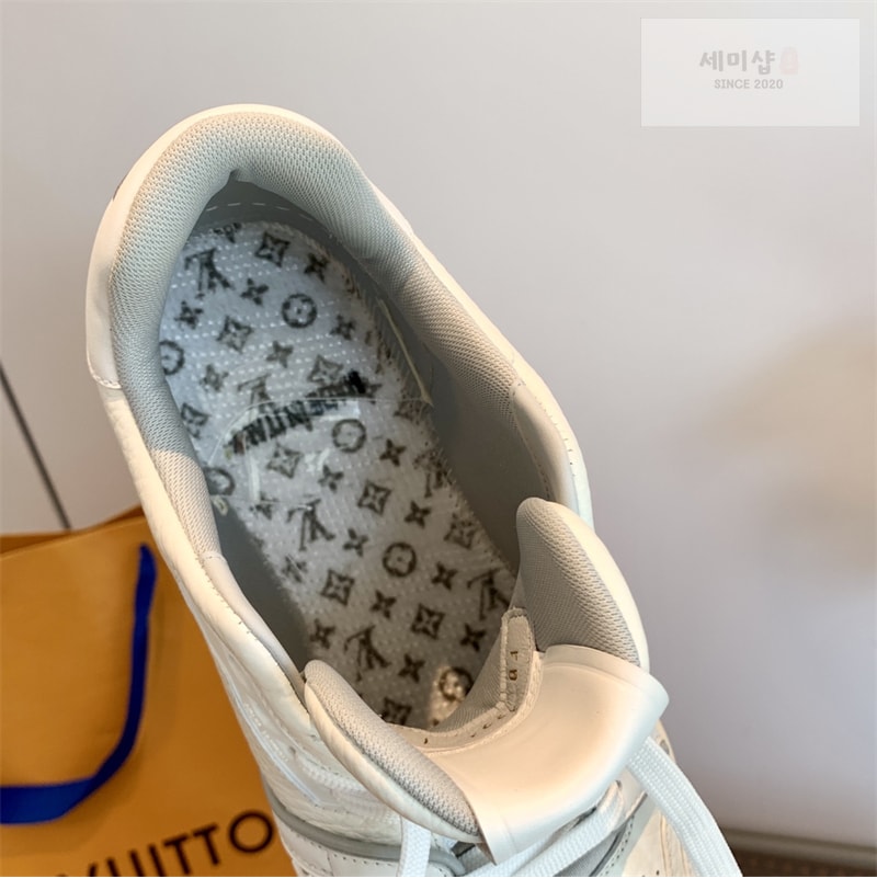 Louis Vuitton 루이비통 LV 트레이너 스니커즈 화이트 레플리카 20번 이미지 - 신발 | 세미샵 레플리카 사이트