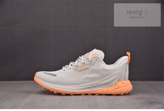 Lululemon 룰루레몬 블리스필 트레일 러닝 슈즈 라이트 LIGHT VAPOR/BONE/FLORID ORANGE 신발 2번 이미지