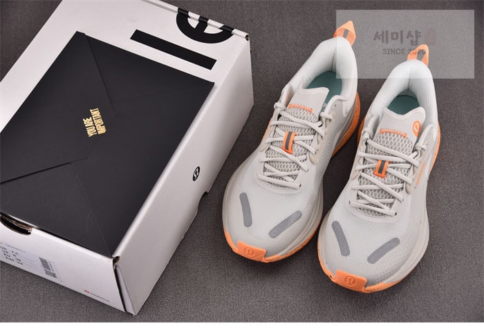 Lululemon 룰루레몬 블리스필 트레일 러닝 슈즈 라이트 LIGHT VAPOR/BONE/FLORID ORANGE 신발 7번 이미지
