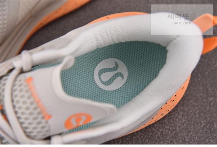 Lululemon 룰루레몬 블리스필 트레일 러닝 슈즈 라이트 LIGHT VAPOR/BONE/FLORID ORANGE 신발 10번 이미지