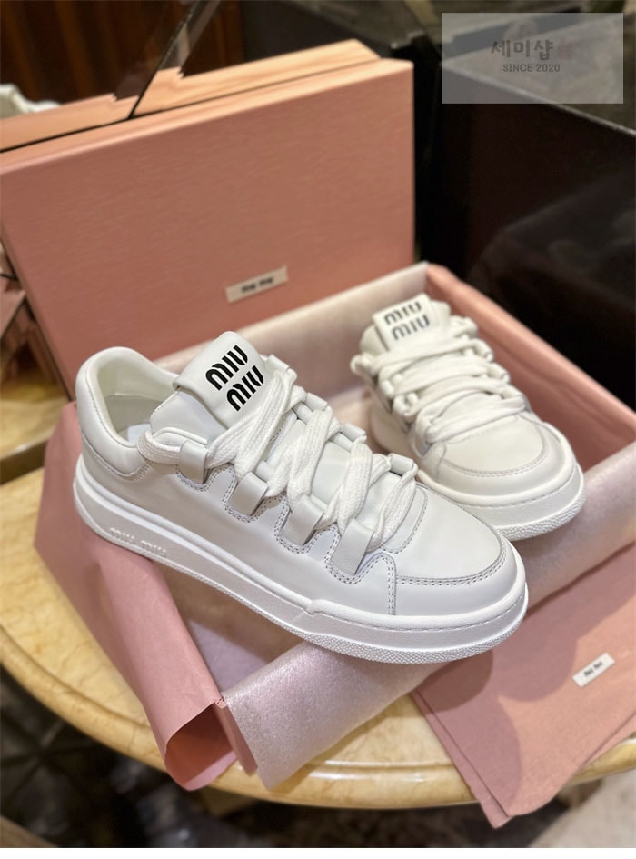 Miu Miu 미우미우 레더 스니커즈 화이트 신발 5번 이미지