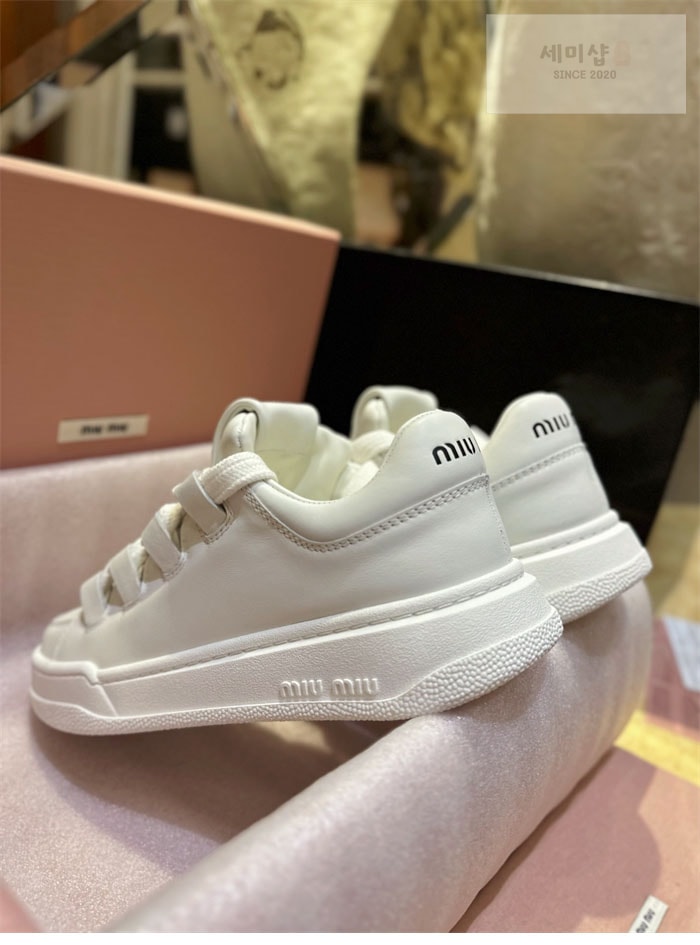 Miu Miu 미우미우 레더 스니커즈 화이트 신발 9번 이미지