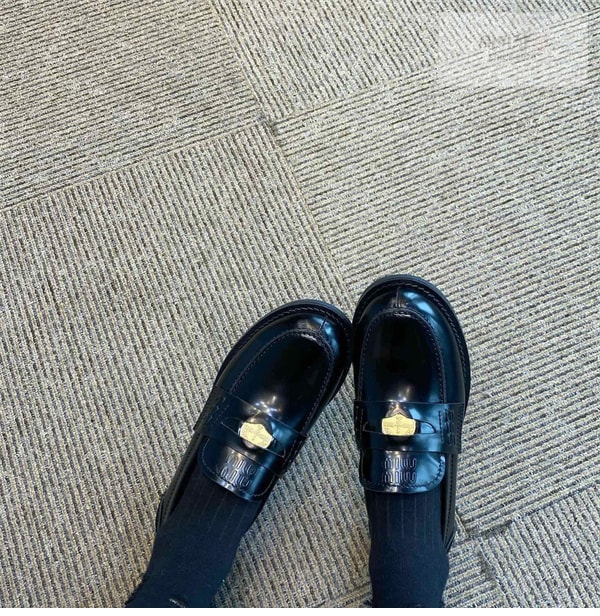 Miu Miu 미우미우 브러쉬드 가죽 페니 로퍼 신발 4번 이미지