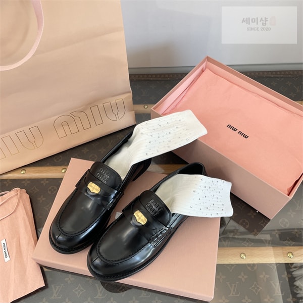 Miu Miu 미우미우 브러쉬드 가죽 페니 로퍼 신발 8번 이미지