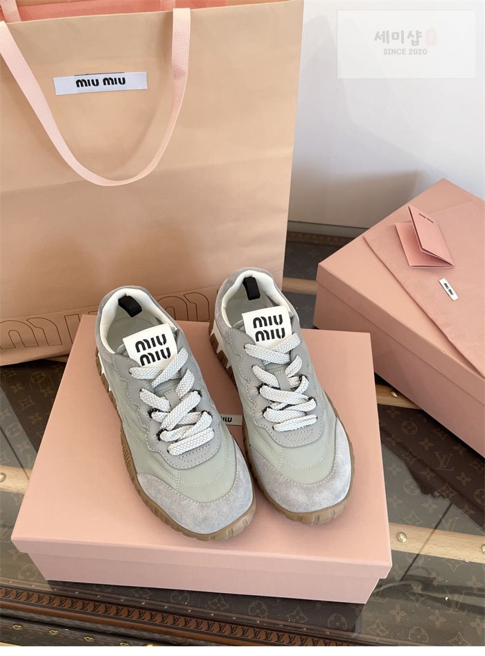 Miu Miu 미우미우 타이어 기능성 소재 스니커즈 화이트 신발 4번 이미지