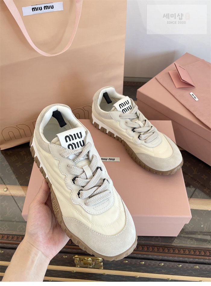 Miu Miu 미우미우 타이어 기능성 소재 스니커즈 화이트 신발 11번 이미지