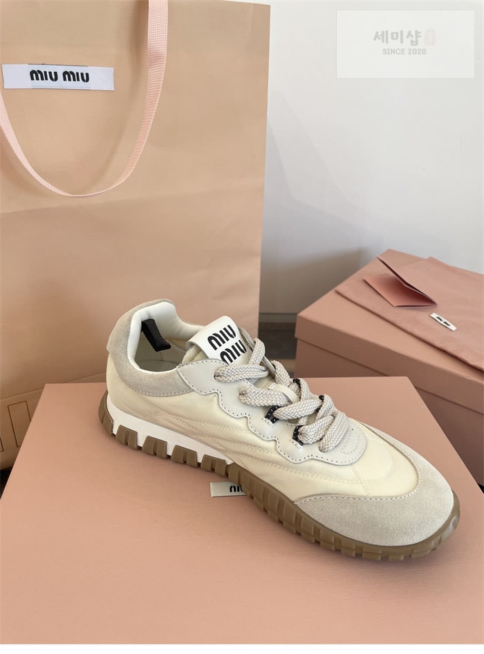 Miu Miu 미우미우 타이어 기능성 소재 스니커즈 화이트 신발 25번 이미지