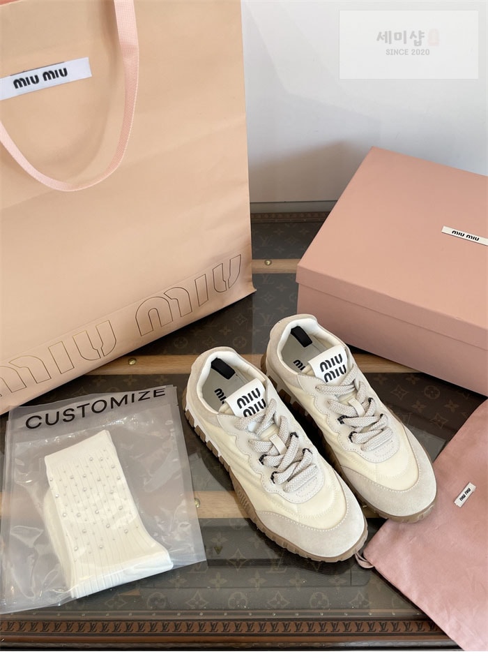 Miu Miu 미우미우 타이어 기능성 소재 스니커즈 화이트 신발 13번 이미지