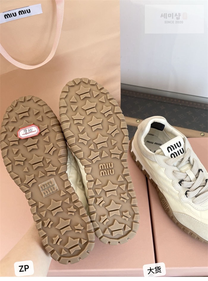Miu Miu 미우미우 타이어 기능성 소재 스니커즈 화이트 신발 22번 이미지