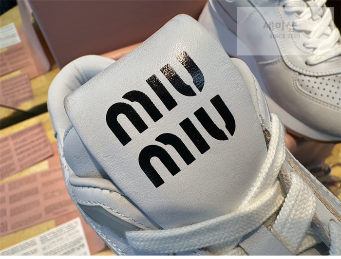 Miu Miu 미우미우 퍼퍼레이터드 로우 탑 스니커즈 신발 11번 이미지