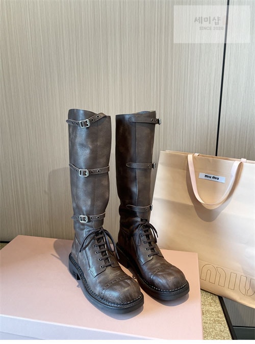 Miu Miu 미우미우 24FW 프린트 로고 슈레이스 가죽 부츠 신발 1번 이미지